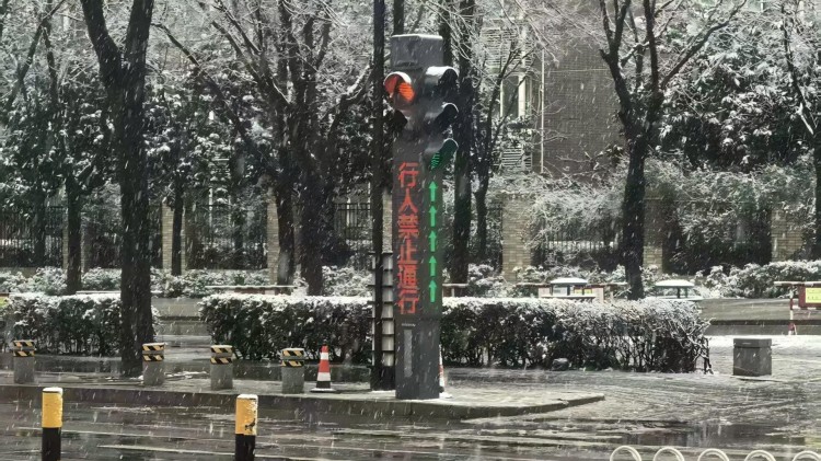 西安曲江二小路口全AI人车交互系统正式投用&mdash;&mdash;打造安全有序过街新样板